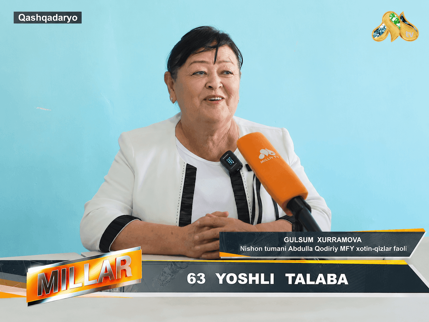 63 yoshli mahalla raisi Gulsum Kurramova nabirasi bilan universitetni tamomladi