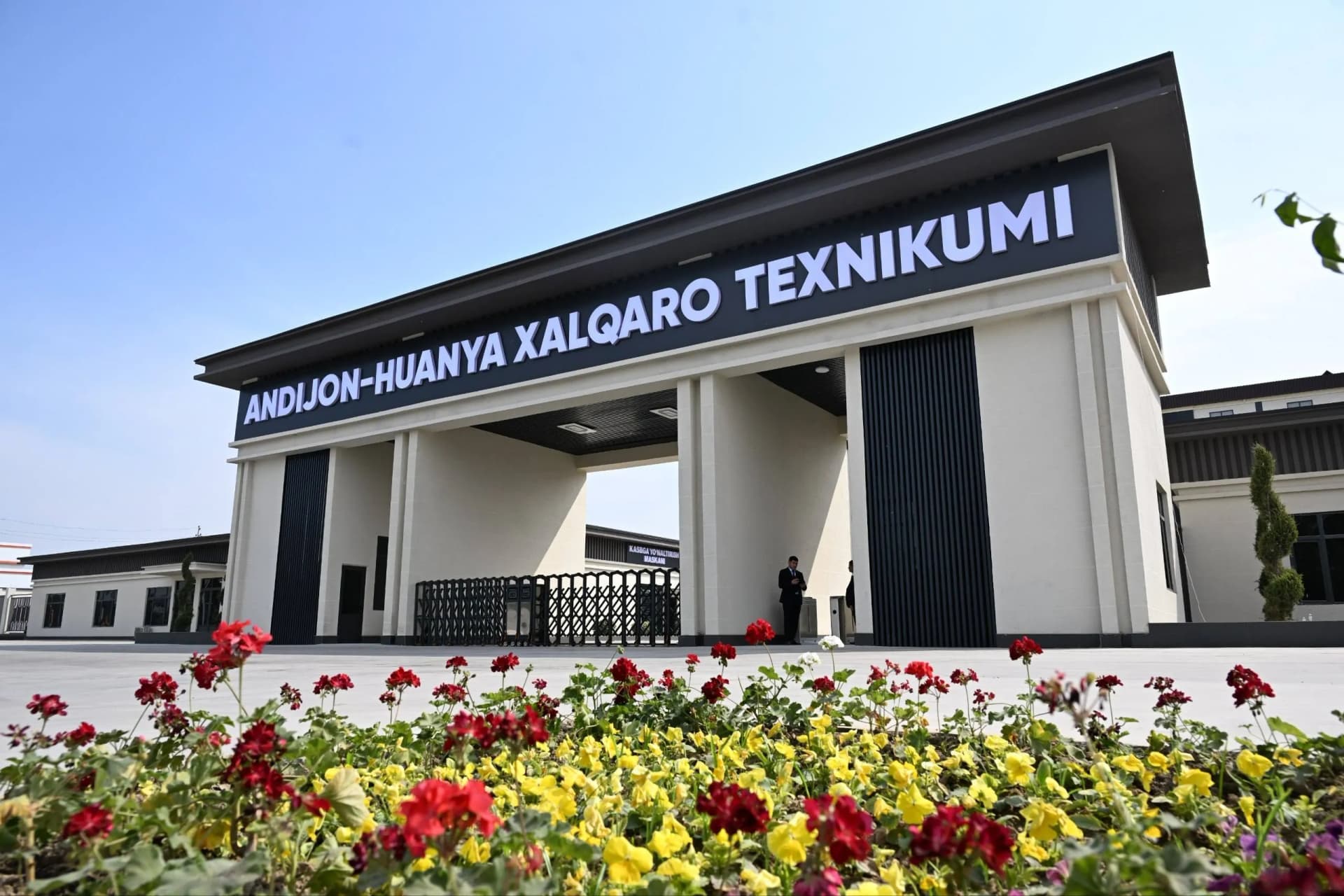 Prezident “Andijon-Huanya” xalqaro texnikumi faoliyati bilan tanishdi