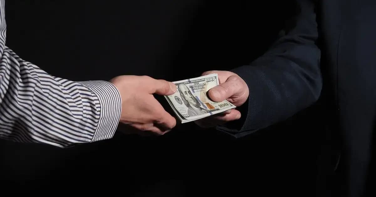 Dars soati uchun pora olgan maktab direktori 2 yilga qamaldi