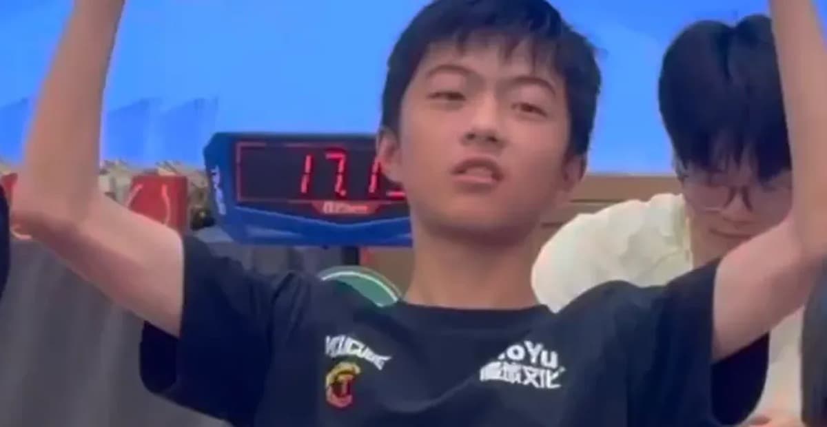 13 yoshli o’quvchi rubik kubigini bir qo’lda 7 soniyada yig’ib rekord o’rnatdi