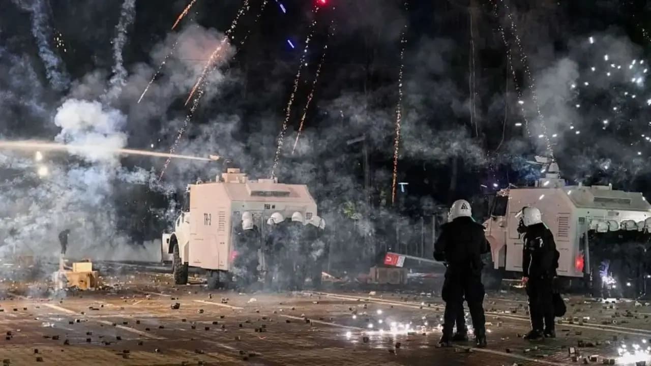 Albaniyada talabalar noroziligi hukumat binolariga hujum bilan davom etdi