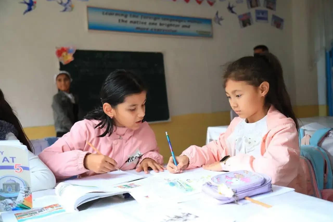 Maktablarga bolalar uchun yordam raqamlari ko‘rsatilgan posterlar osildi
