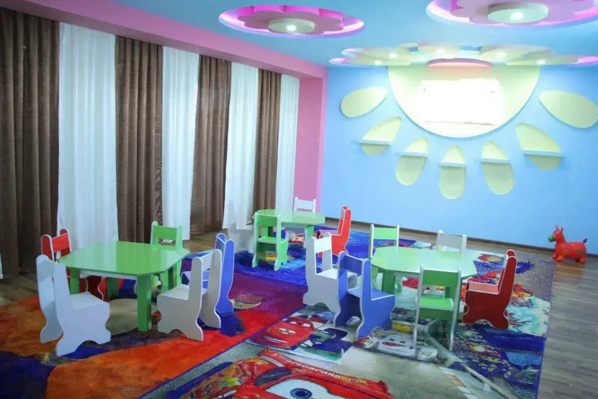 Bog‘cha rahbari bolani mashinada qoldirgani uchun 3 yilga jazoga tortildi
