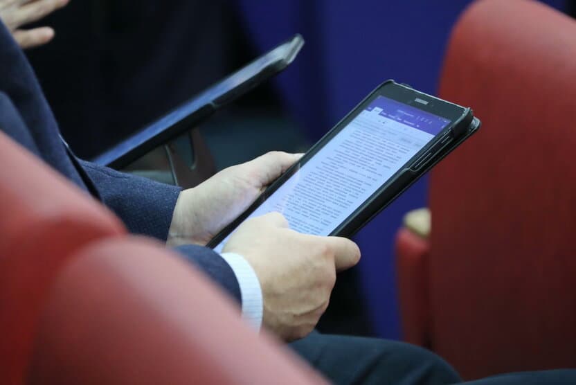 Davlat xodimlariga chet tili ustamasi bekor qilindi