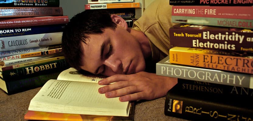 Kitob o‘qiyotganda uyqu kelishi: Sabablar va samarali yechimlar