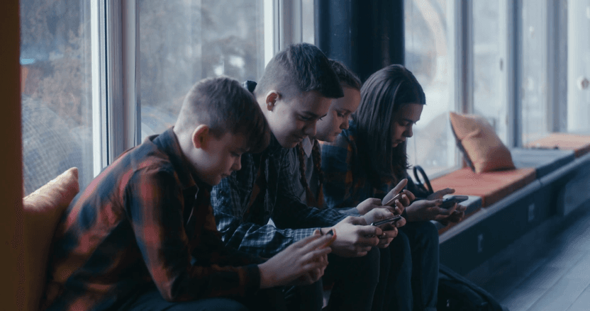 YUNESKO maktablarda smartfon taqiqini tavsiya qildi