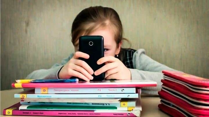 JSST: Maktabda mobil telefonlardan foydalanish cheklanadi