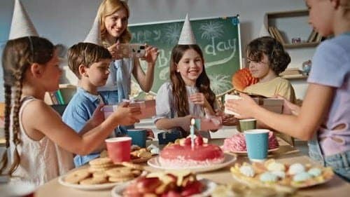 Maktabda taqiqlar: Tug‘ilgan kun, naushnik va video olish