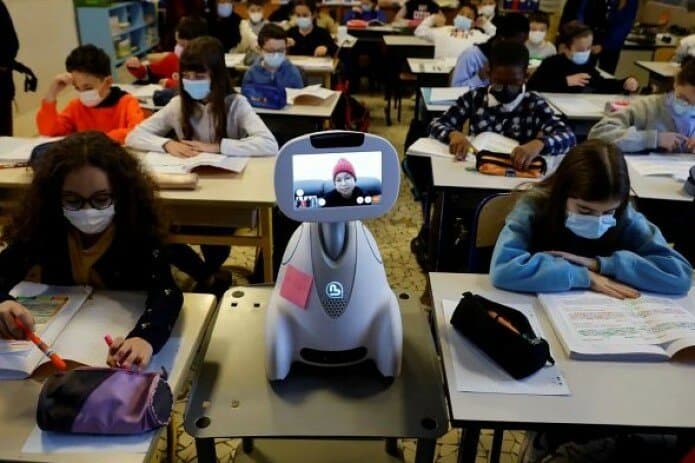 Yaponiyada robotlar darsga kelmagan o‘quvchilar o‘rnini egallaydi