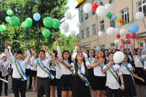 Maktab bitiruvchilari kirish ballari keskin oshdi: 2024 natijalari