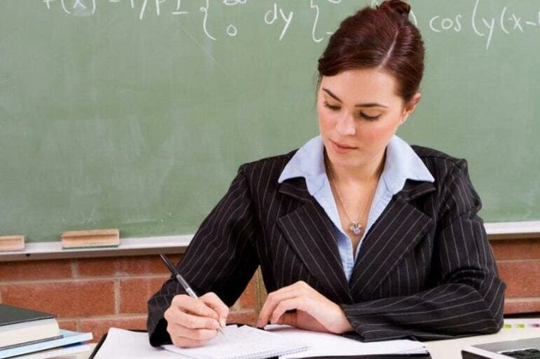 Mukofot olgan o‘qituvchi moddiy yordam ololmaydimi? Qonuniy asoslar