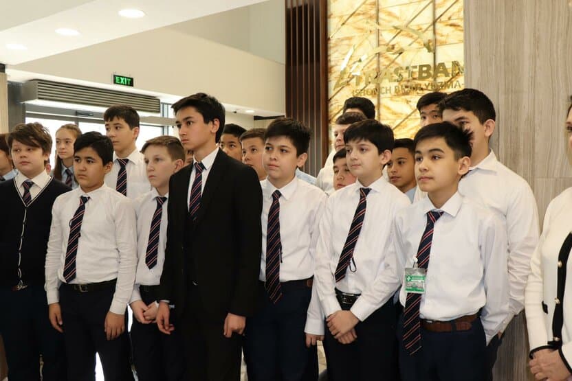 O‘quvchilar xorijga ketishida maktab direktori roziligi shart