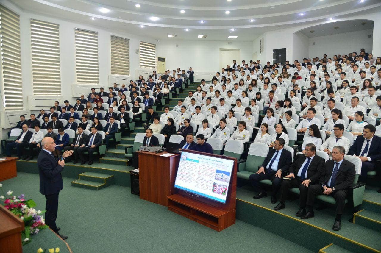 Oliy ta’lim fan va innovatsiyalar vazirligi binosi yoki talabalar hujjat topshirish jarayoni