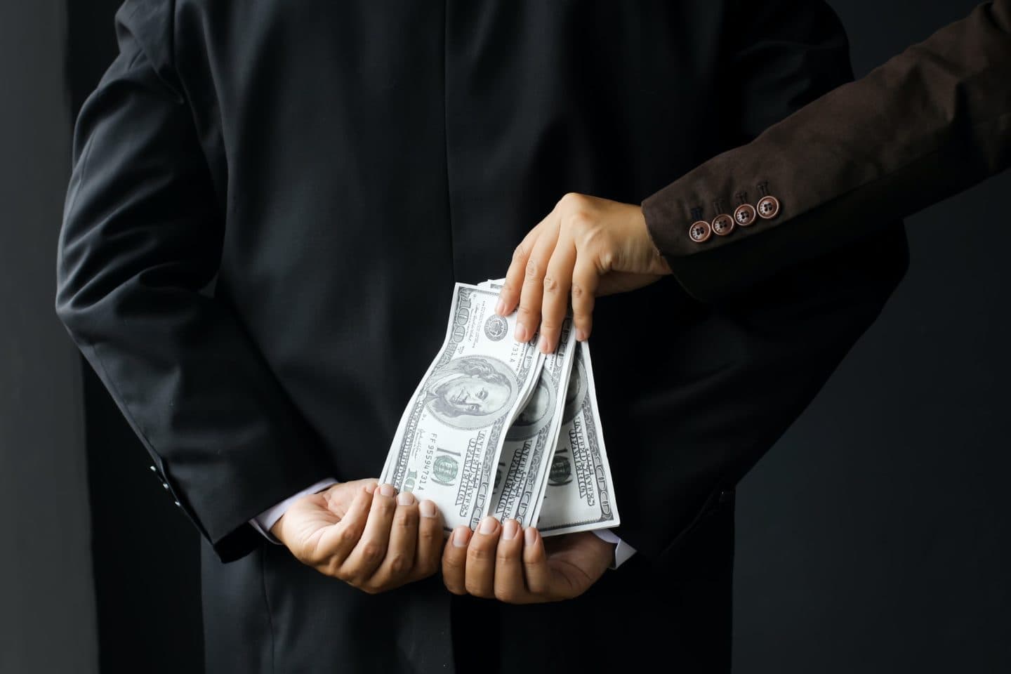 Qashqadaryoda o’qituvchidan 500 dollar pora so’ragan maktab direktori 5 yilga qamaldi