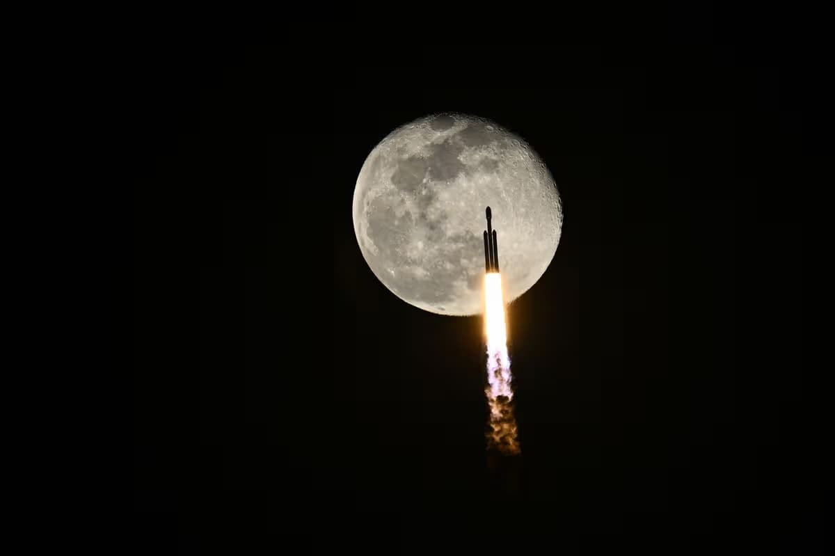 Tashlab yuborilgan SpaceX raketasi Oyga uriladi