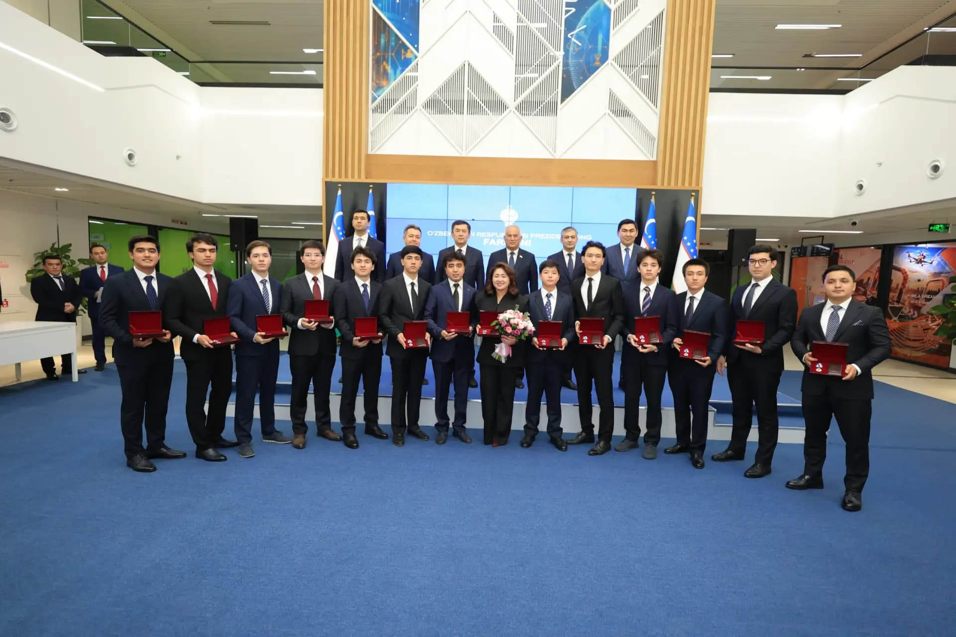 Prezident robototexnika chempionlarini mukofotladi, marosim INNOda o’tdi