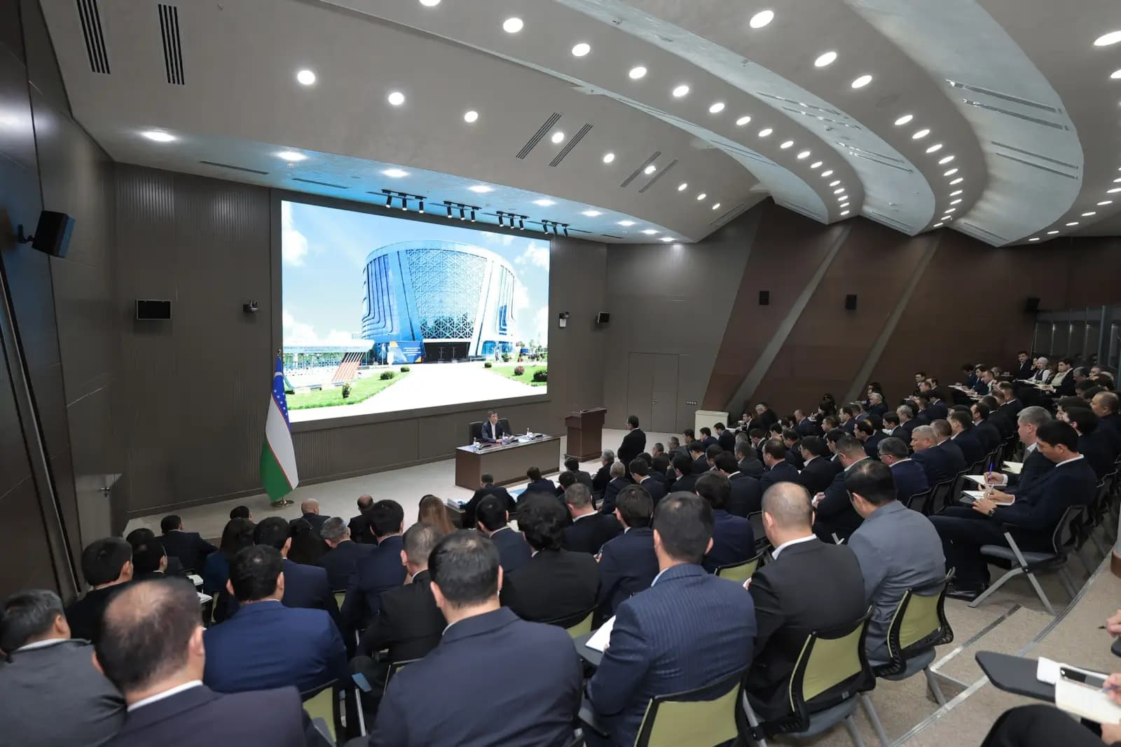Erkinjon Turdimov vazirlik xodimlari bilan ilk uchrashuvini o‘tkazdi