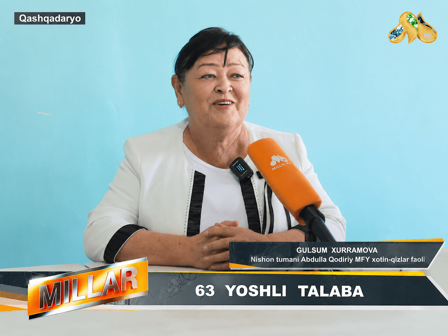 63 yoshli mahalla raisi Gulsum Kurramova nabirasi bilan universitetni tamomladi